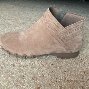 Women’s size 8.5 sketcher boots